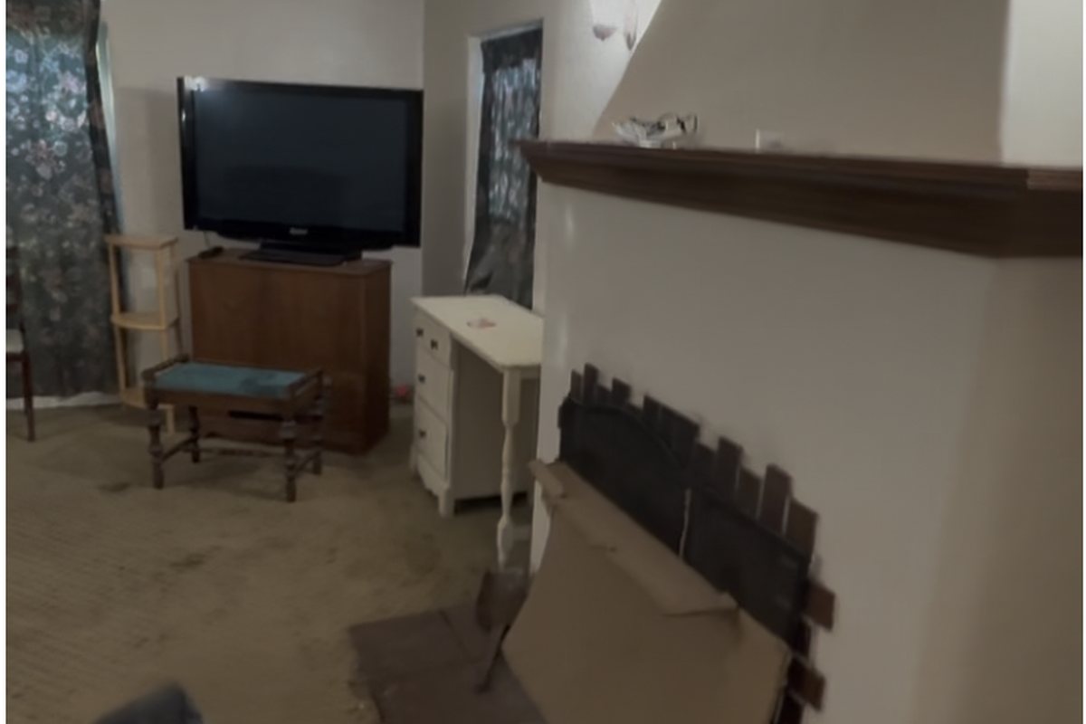 845 Olive St, Yuba City — living room before renovation